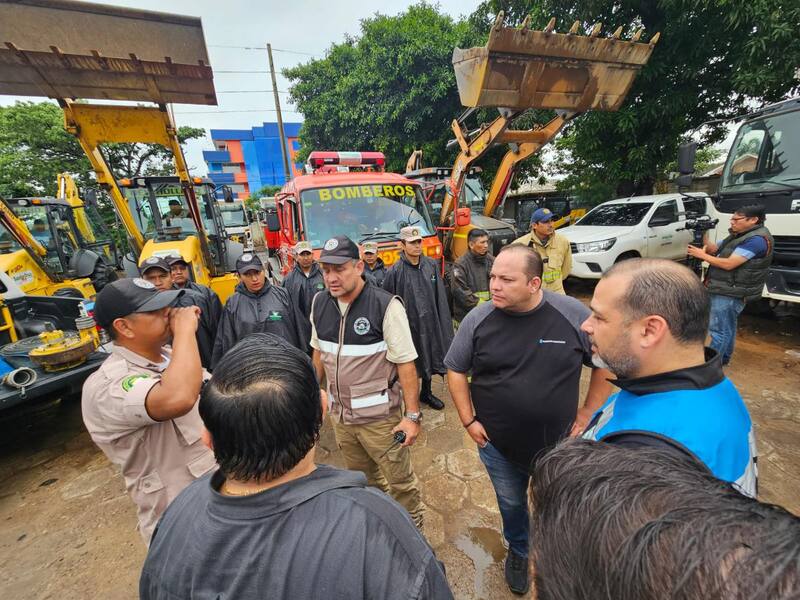 Despliegan maquinaria para atender emergencias por intensas lluvias en Santa Cruz