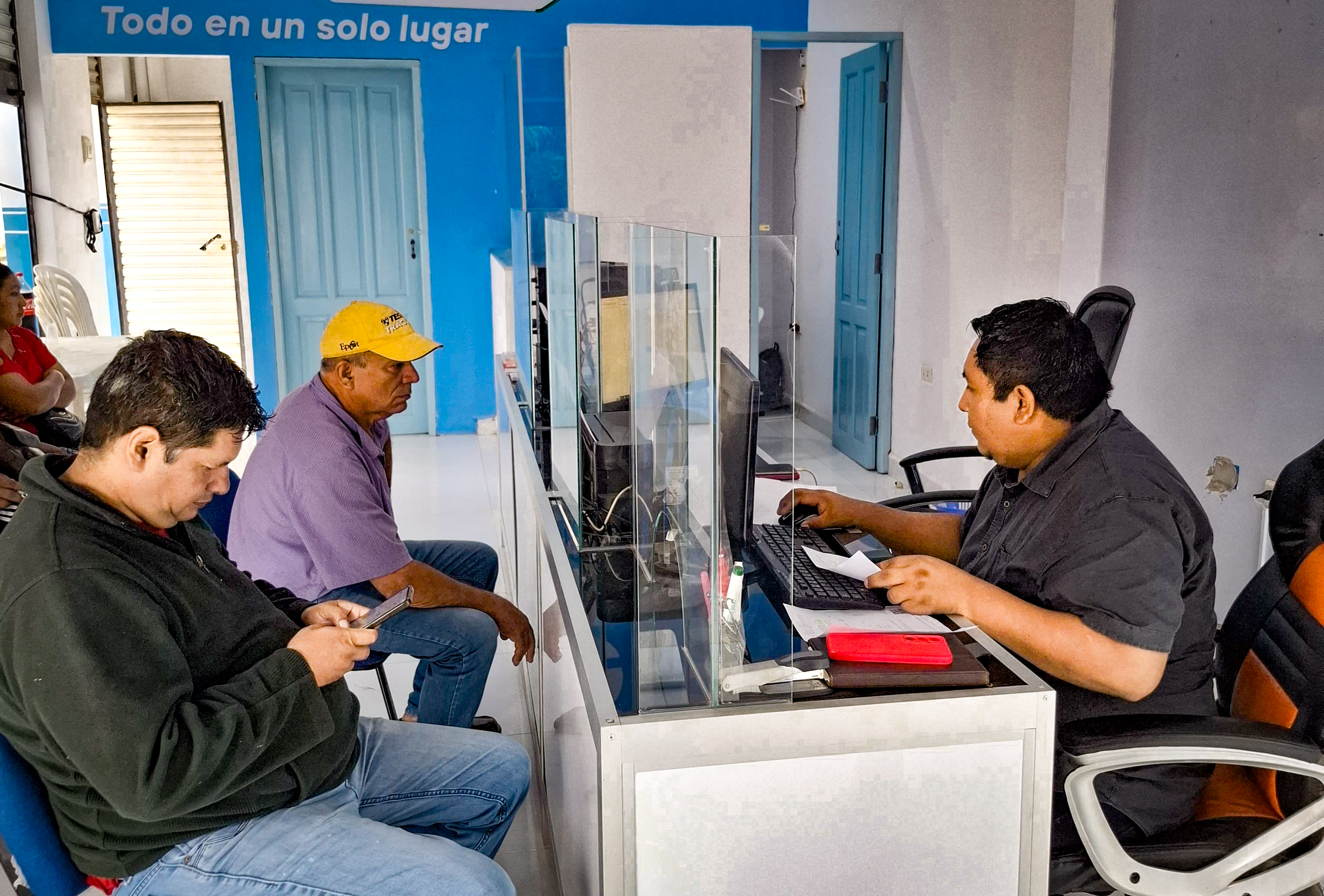 Inauguran “Entel express” en cuatro municipios del departamento de Beni