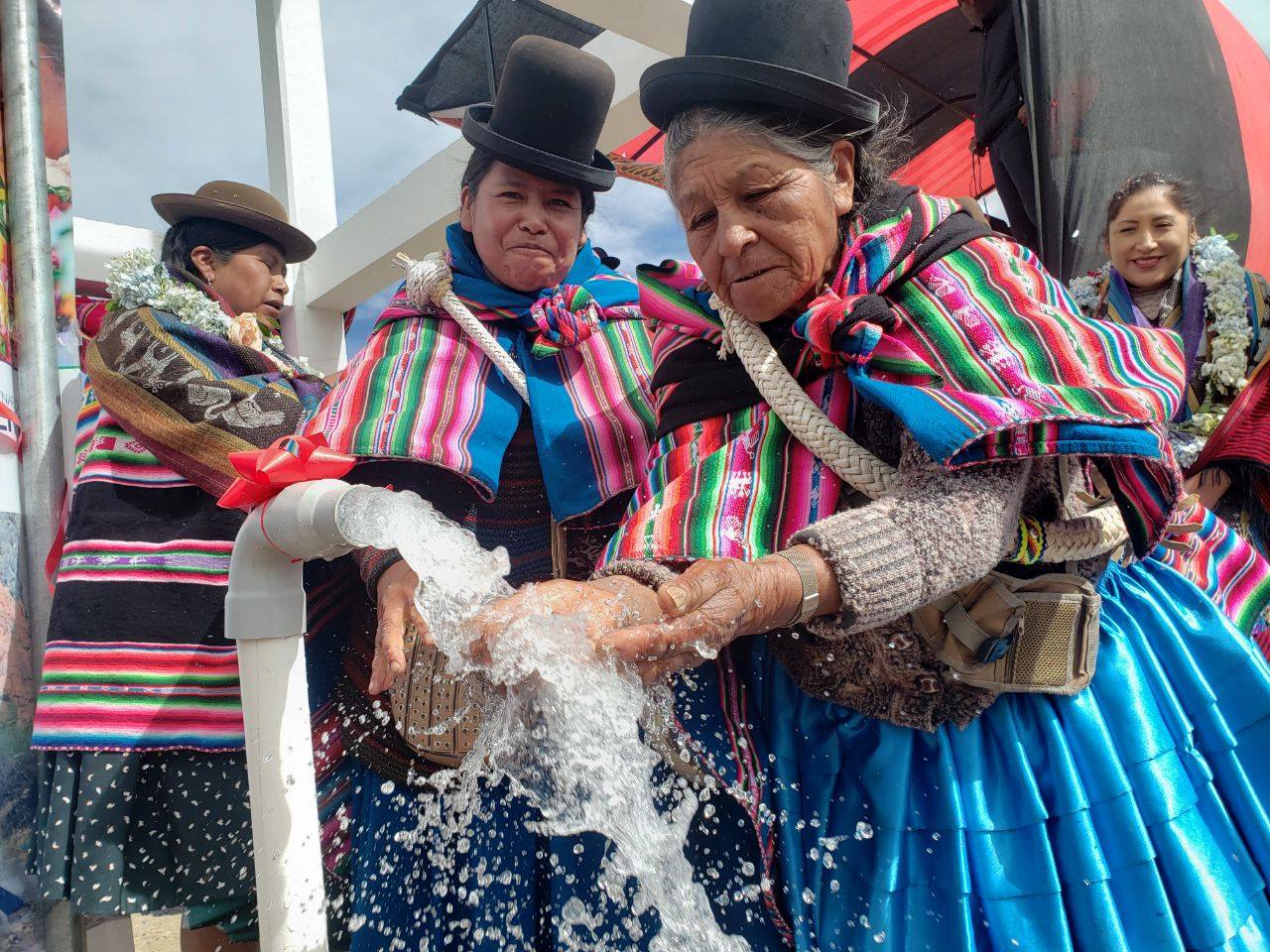 Entregan sistemas de agua para fortalecer la producción y cría de camélidos en Santiago y Jesús de Machaca 