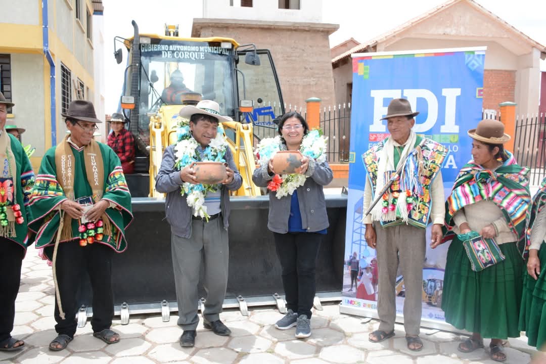 Invierten Bs 1,6 millones en maquinaria pesada para fortalecer la producción de camélidos en Corque