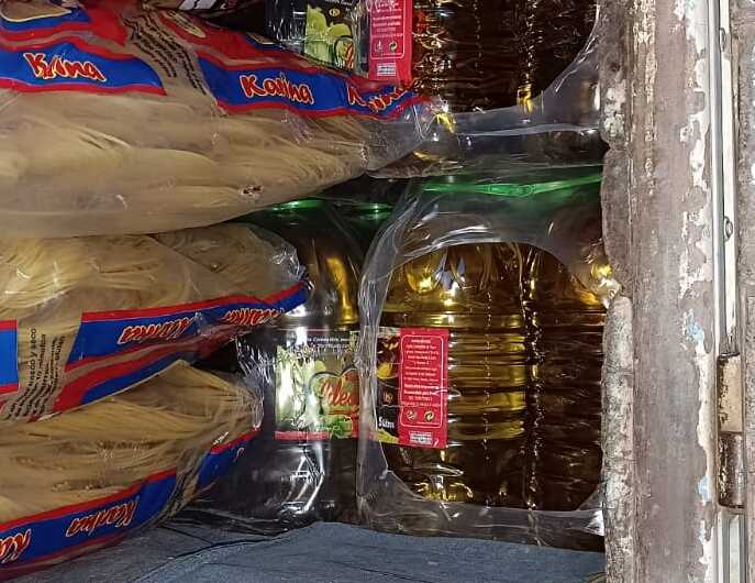 Comisan cuatro camiones que trasladaban aceite, azúcar, harina y fideo para el contrabando