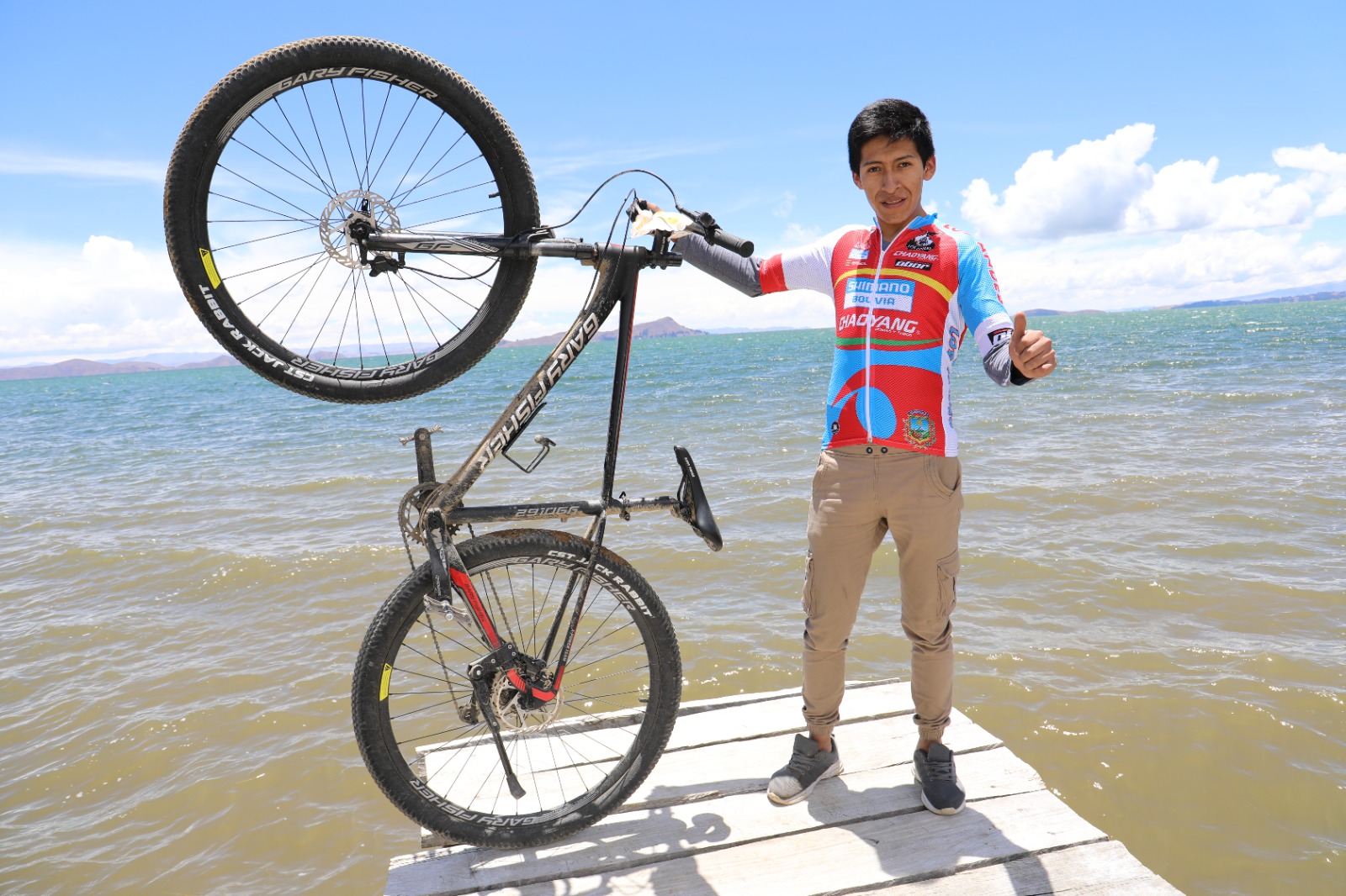 Participante del Biking por la ruta panorámica del lago, ciclismo de montaña Tour de Verano 2024 Foto: MDPyEP