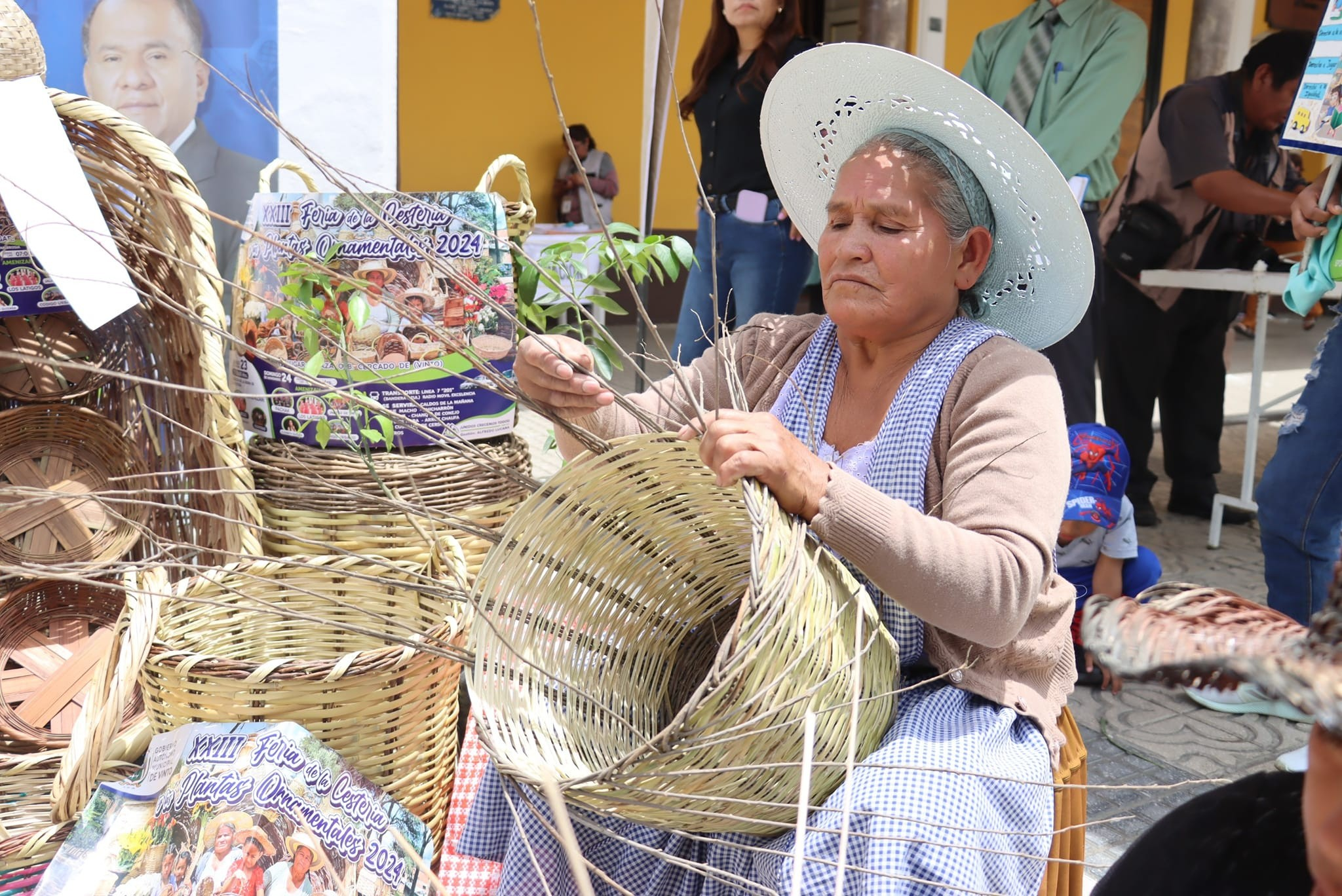 Artesana de cestería cochabambina Foto: Captura: RRSS Gobernación de Cochabamba