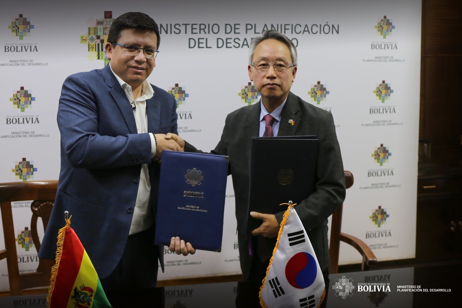 Bolivia firma acuerdo con Corea para acceder a créditos por $us 1.000 millones