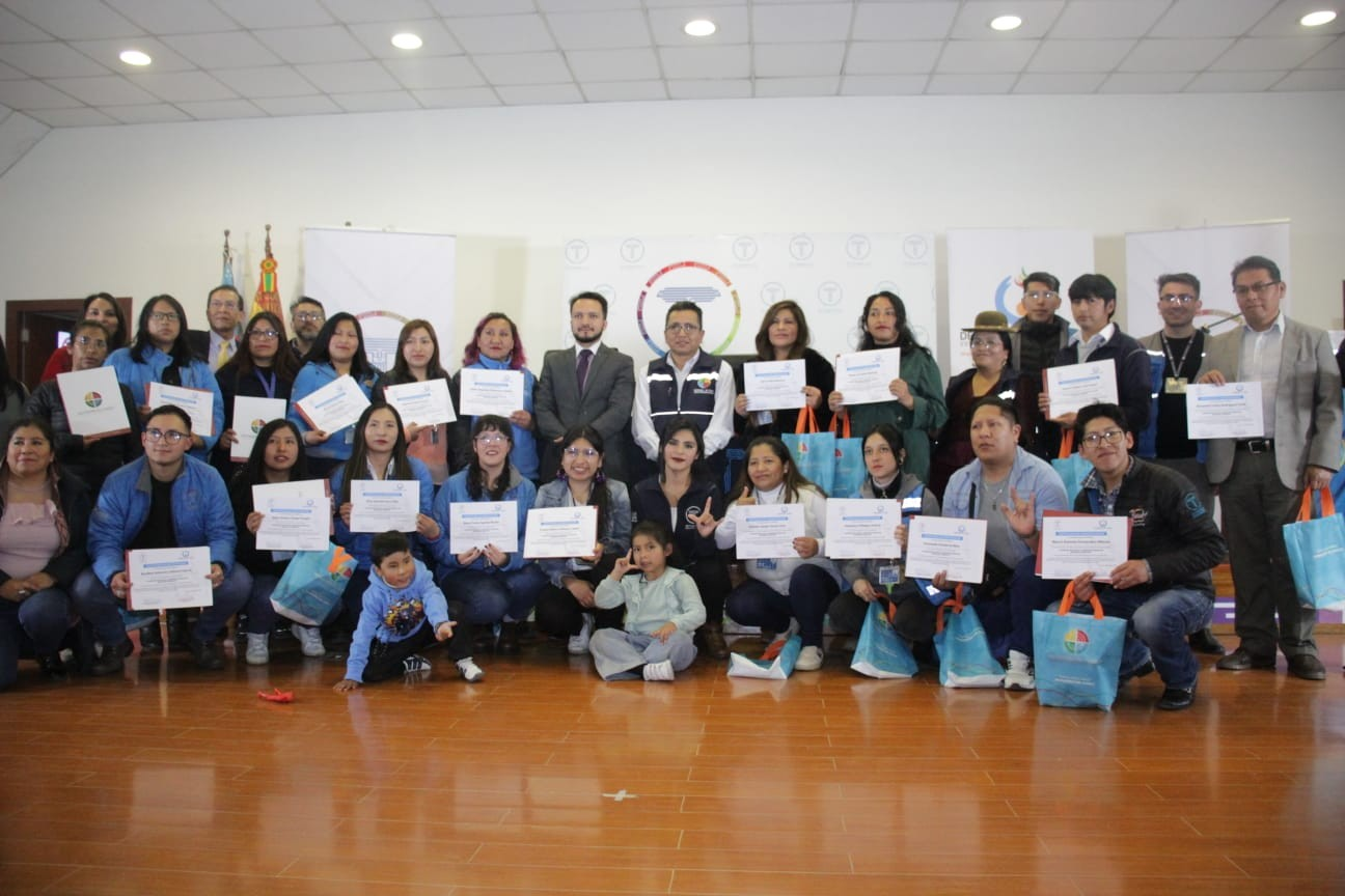 Entrega de certificados "En atención inclusiva a personas con discapacidad auditiva en entidades públicas". Foto: Defensoría del Pueblo Bolivia