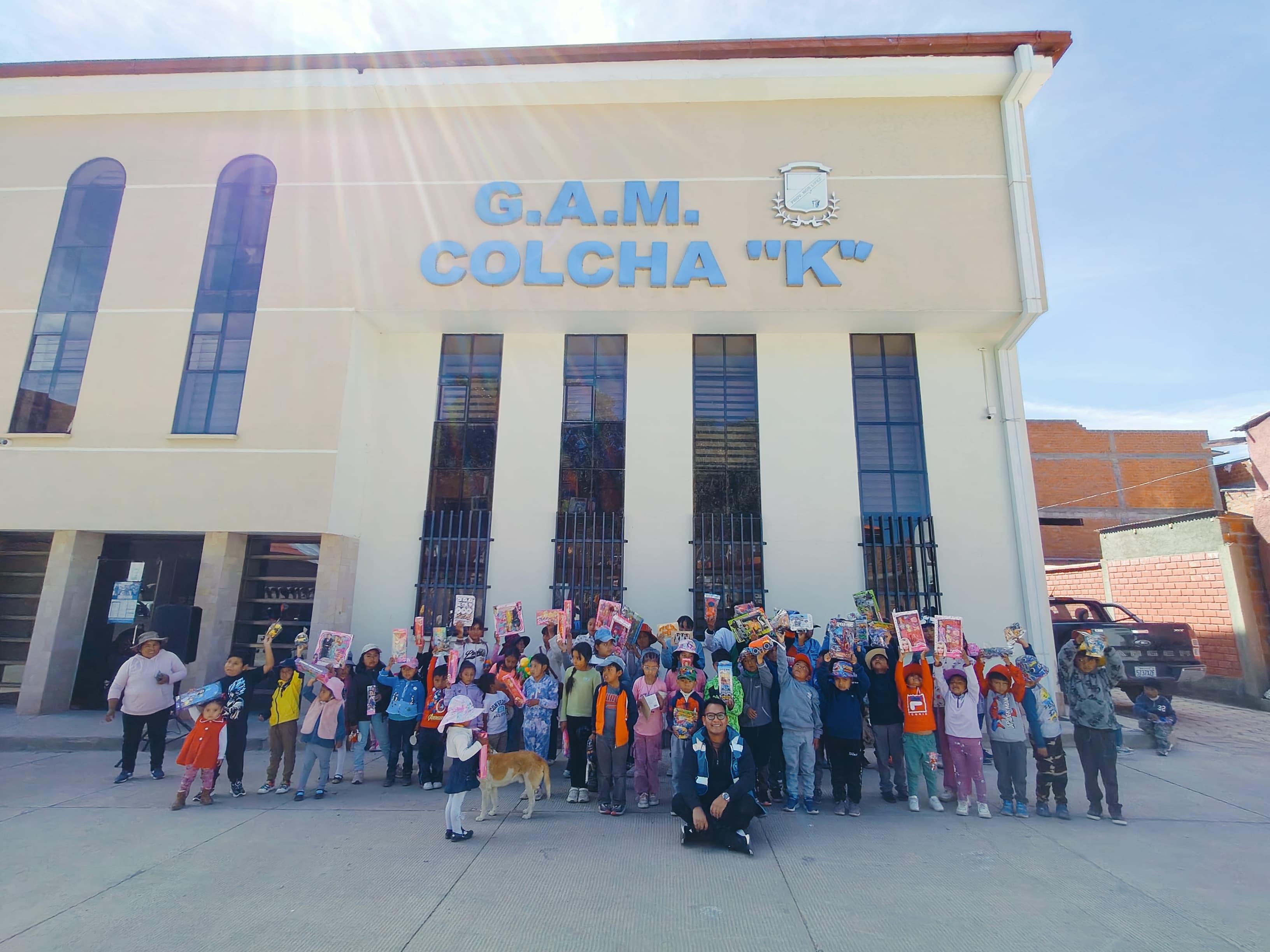 Obsequian juguetes a niños de 22 comunidades del salar de Uyuni 
