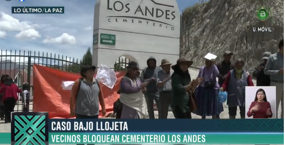 Vecinos de Bajo LLojeta bloquean ingreso al Cementerio Los Andes y exigen a la firma Kantutani retirar el lodo de sus viviendas