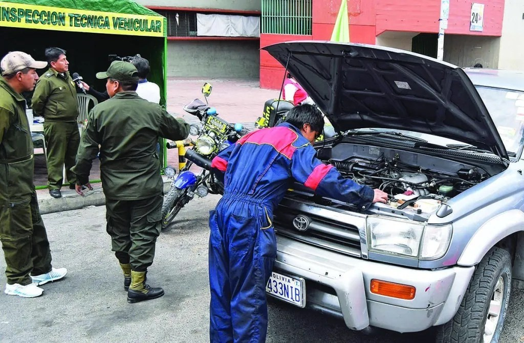 Inspección Técnica de un vehículo en La Paz. Foto: RRSS Radio San Gabriel