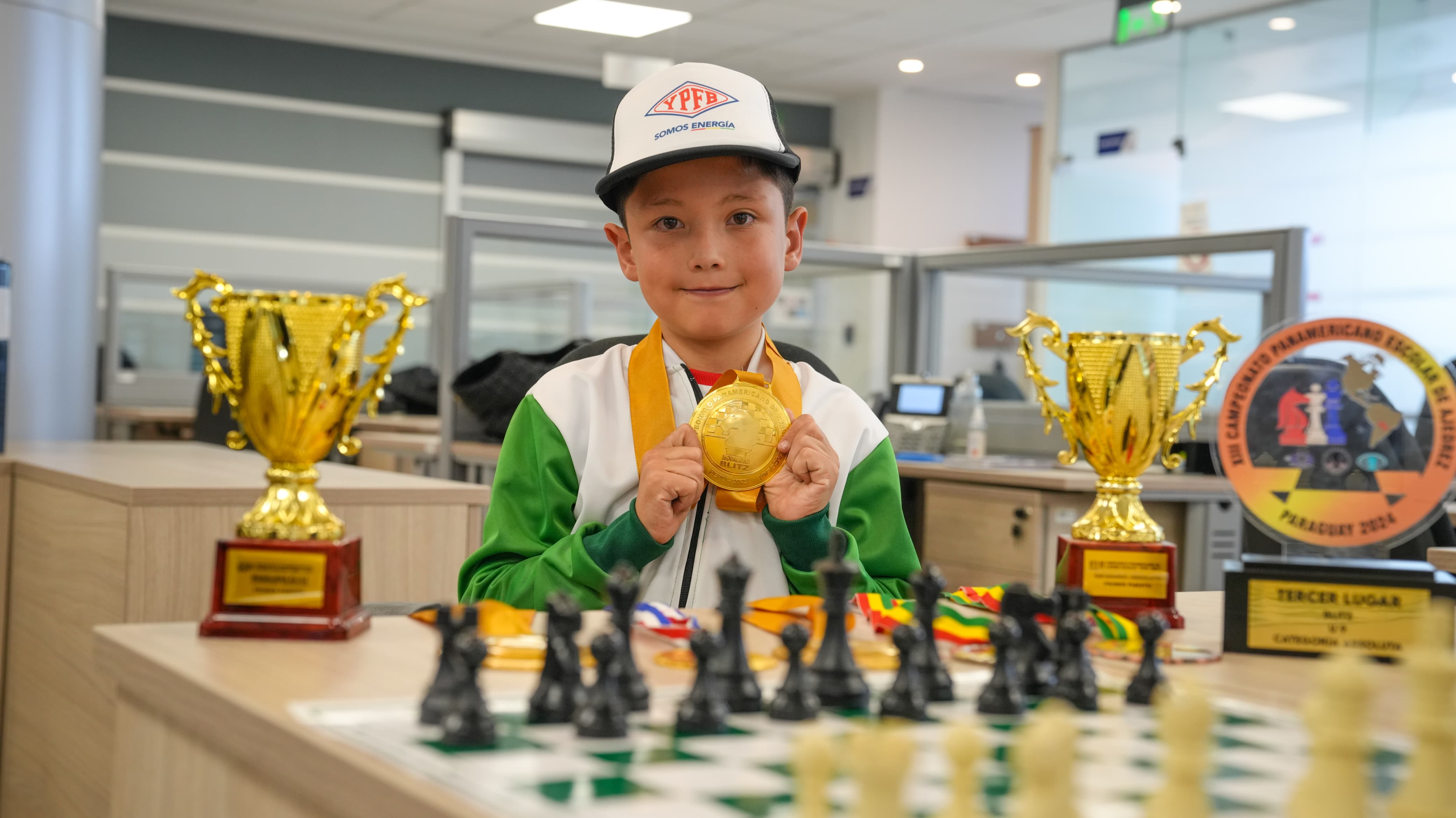 Thiago Arteaga, un niño de 8 años es reconocido por ganar la medalla de oro en Ajedrez