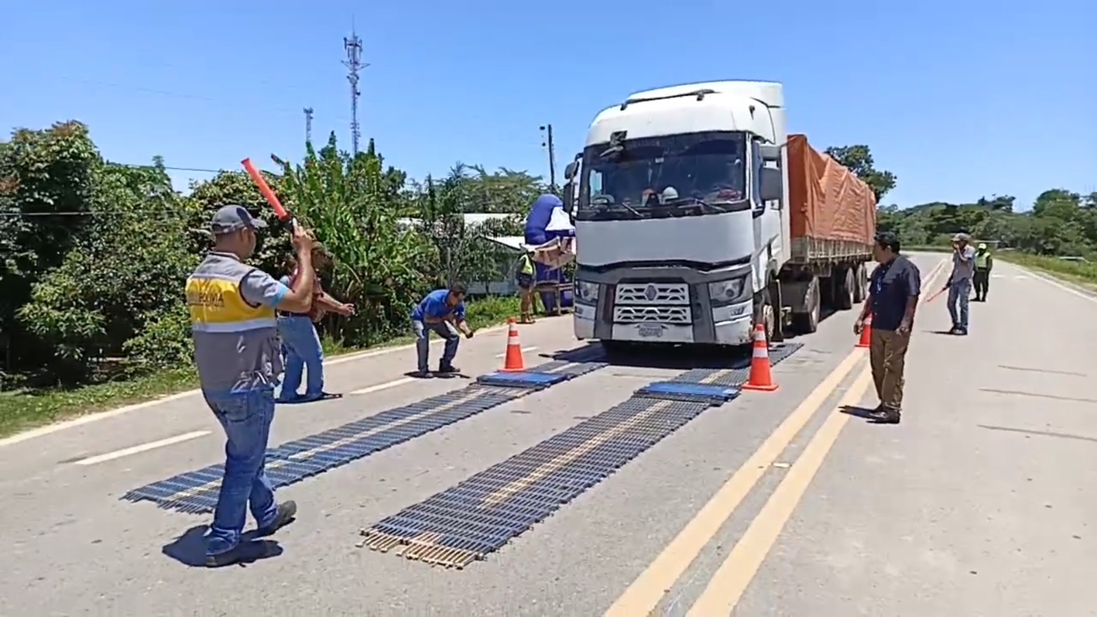 Control de peso a camiones en el sector Puerto Varador, Beni. Captura: RR.SS. JC Noticias Trinidad