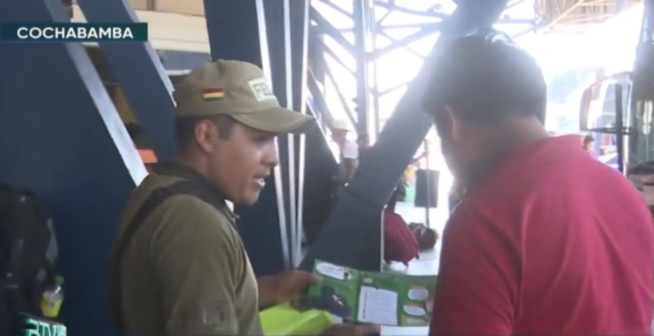 Socialización de la Ley 348 en la terminal de Cochabamba. Captura: RRSS Bolivia Tv