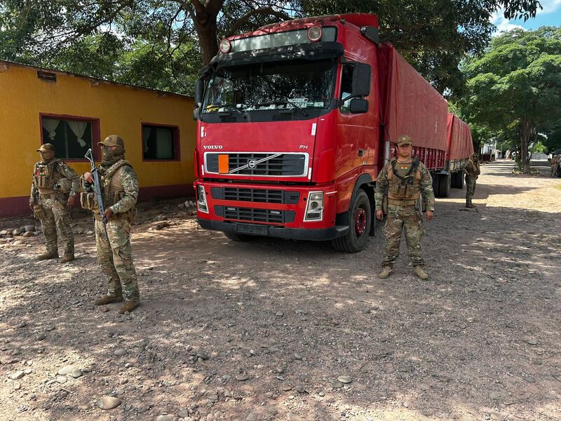 Militares incautan camión cargado con harina, aceite y galletas destinado al contrabando