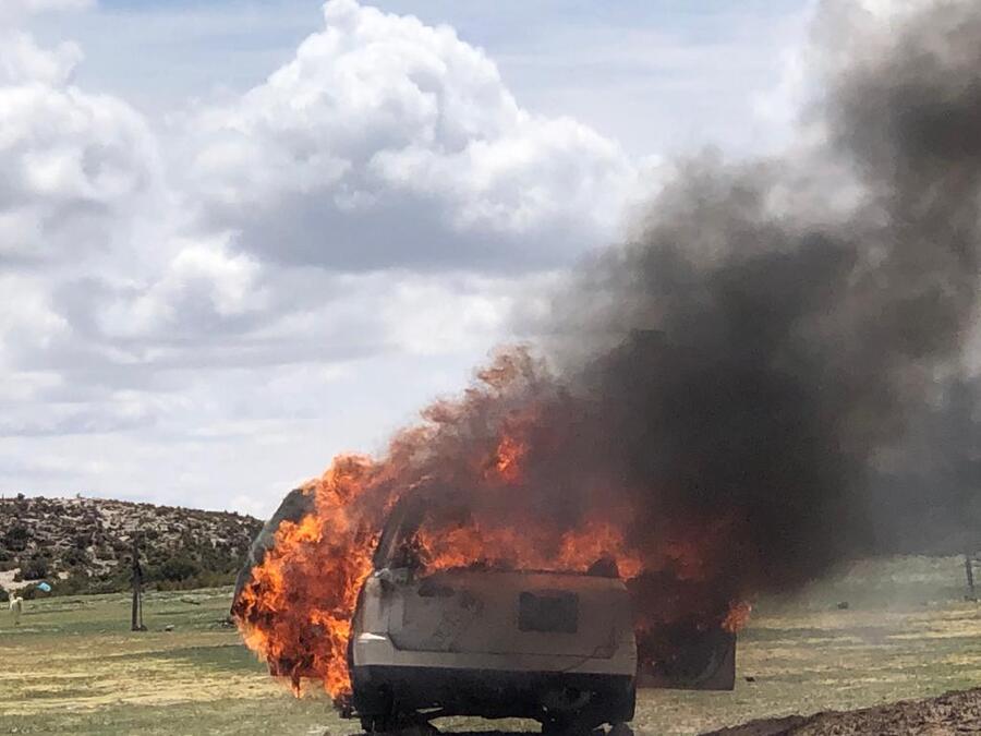 Incineran cuatro vehículos indocumentados en proximidades del salar de Coipasa