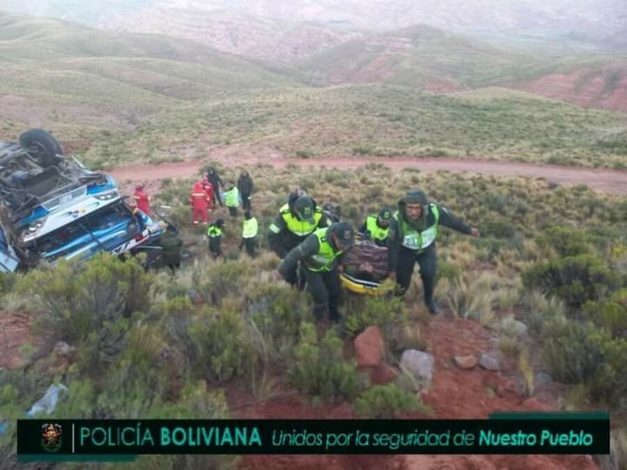 Embarrancamiento de un bus en la ruta Tarija – Cochabamba deja fallecidos y 18 heridos