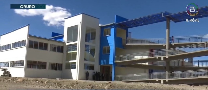 En Oruro entregan dos enlosetados y nueva unidad educativa con inversión superior a los Bs 10,3 millones