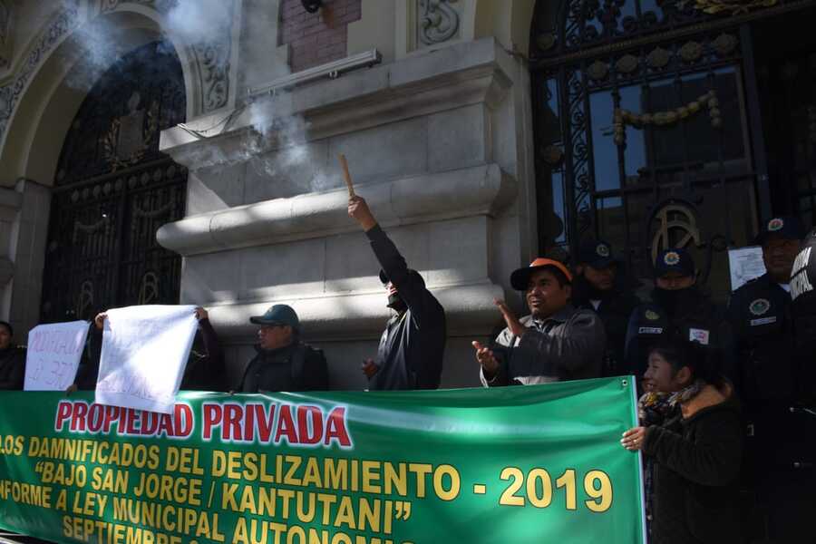 Damnificados anticresistas de Kantutani protestan por la no atención de la Alcaldía de La Paz
