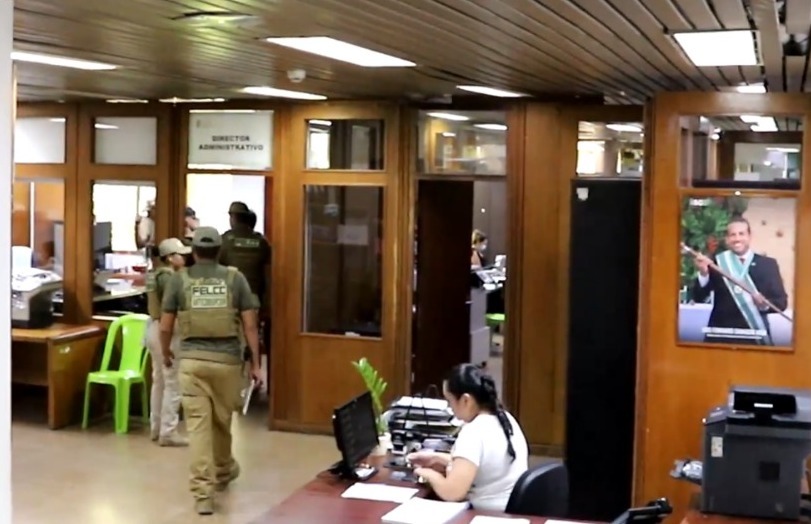 Policía registra y secuestra documentación de la Gobernación cruceña por robo de computadoras 