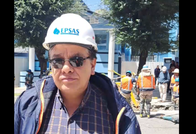 Epsas repara daños en tuberías de agua potable causados por caída de plataforma en la Avenida 20 de Octubre