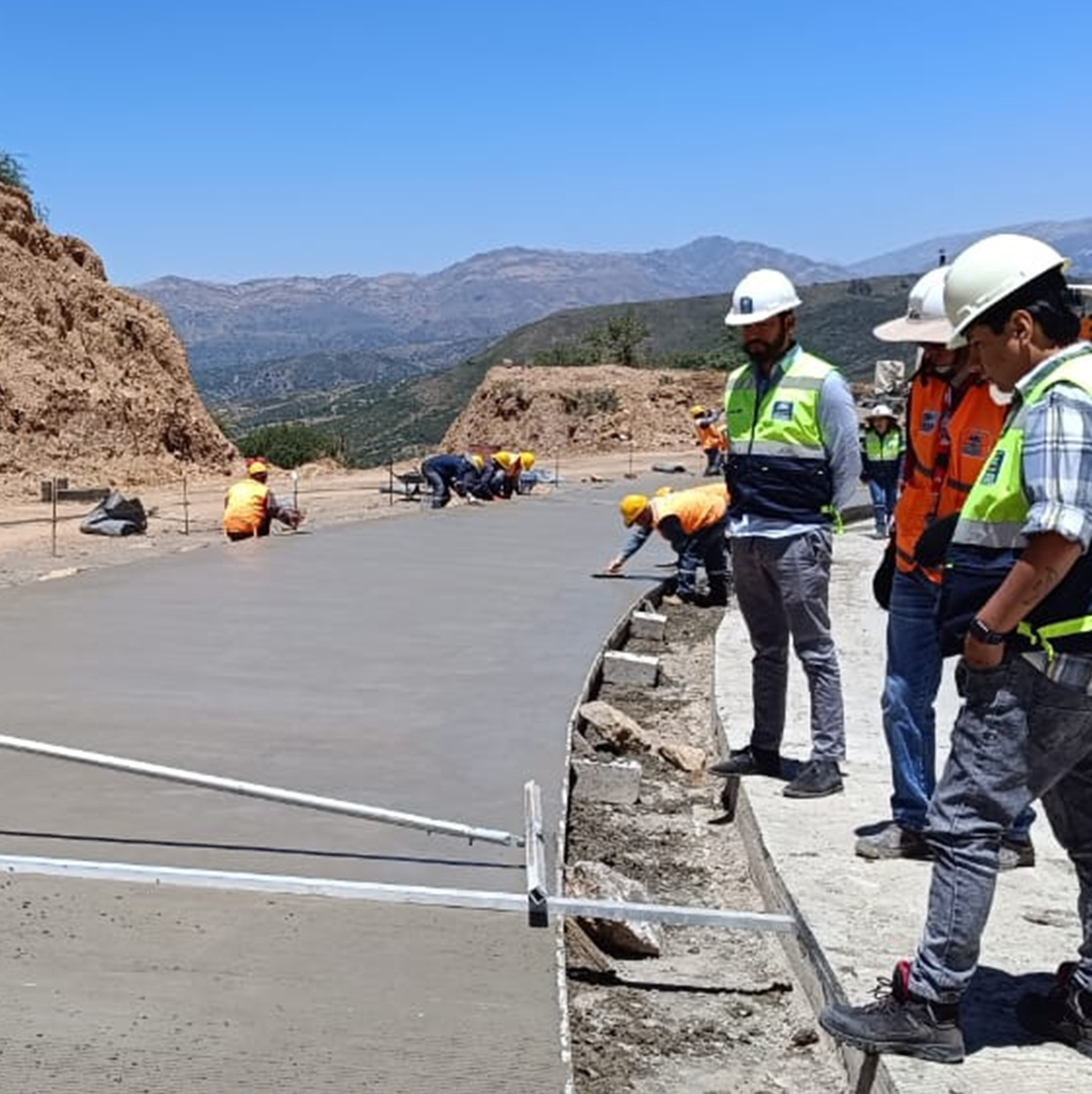 Construcción de la vía Sucre – Yamparáez llega al 44% de avance, ABC acelera pavimentado con equipo de última generación