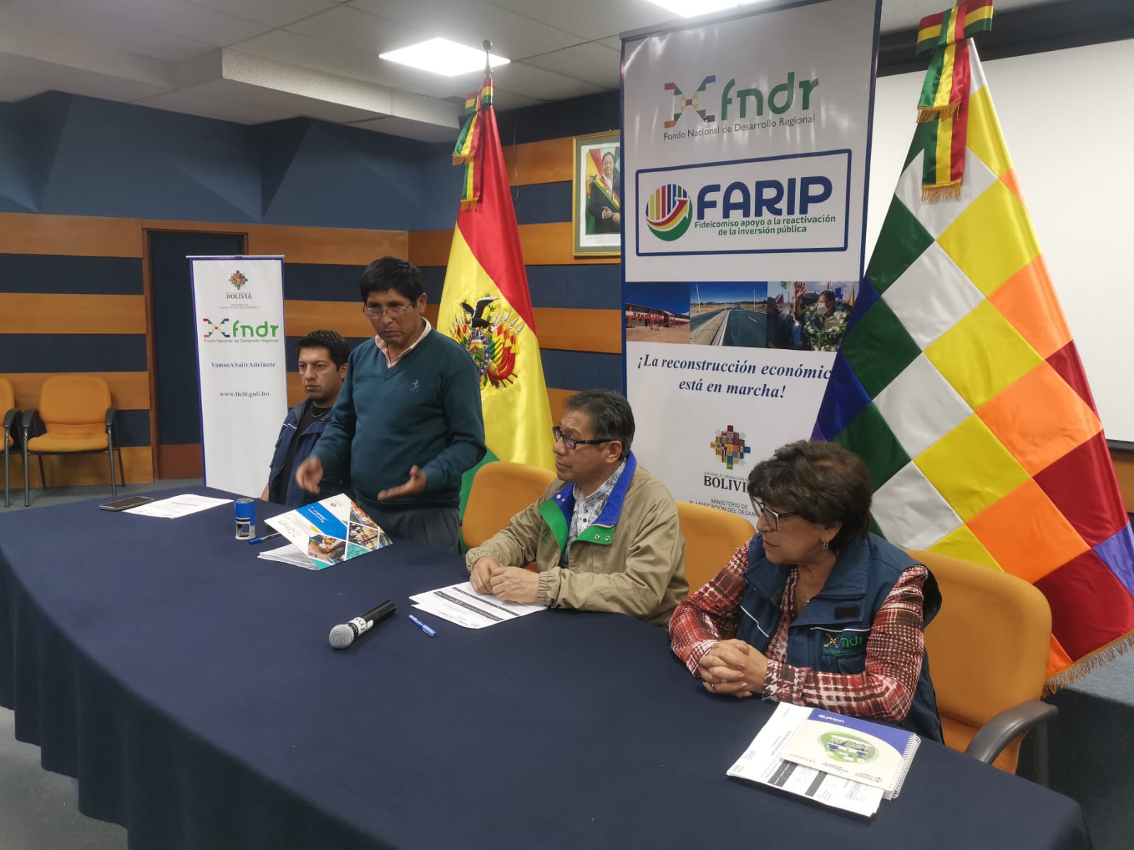 FNDR suscribe contratos de financiamiento con Achacachi y Santiago de Machaca por Bs 4 millones