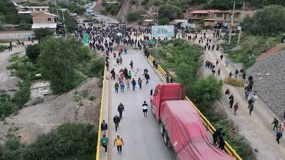 Pasajeros que intentan cruzar bloqueos sufren amedrentamientos