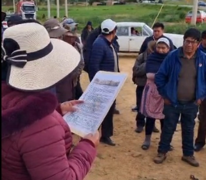 Comunarios de Tiraque levantan bloqueo y exigen a legisladores asistir al diálogo de mañana 