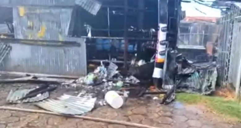 Bomberos contienen incendio estructural en mercado La Morita, 50 casetas fueron consumidas