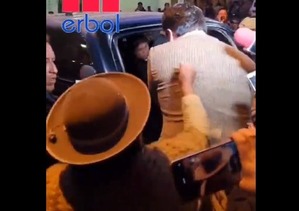 Momento de la agresión al diputado y jefe de bancada del MAS, Jerges Mercado. Captura de video de Erbol.