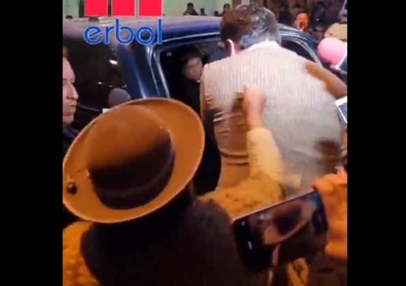 Momento de la agresión al diputado y jefe de bancada del MAS, Jerges Mercado. Captura de video de Erbol.