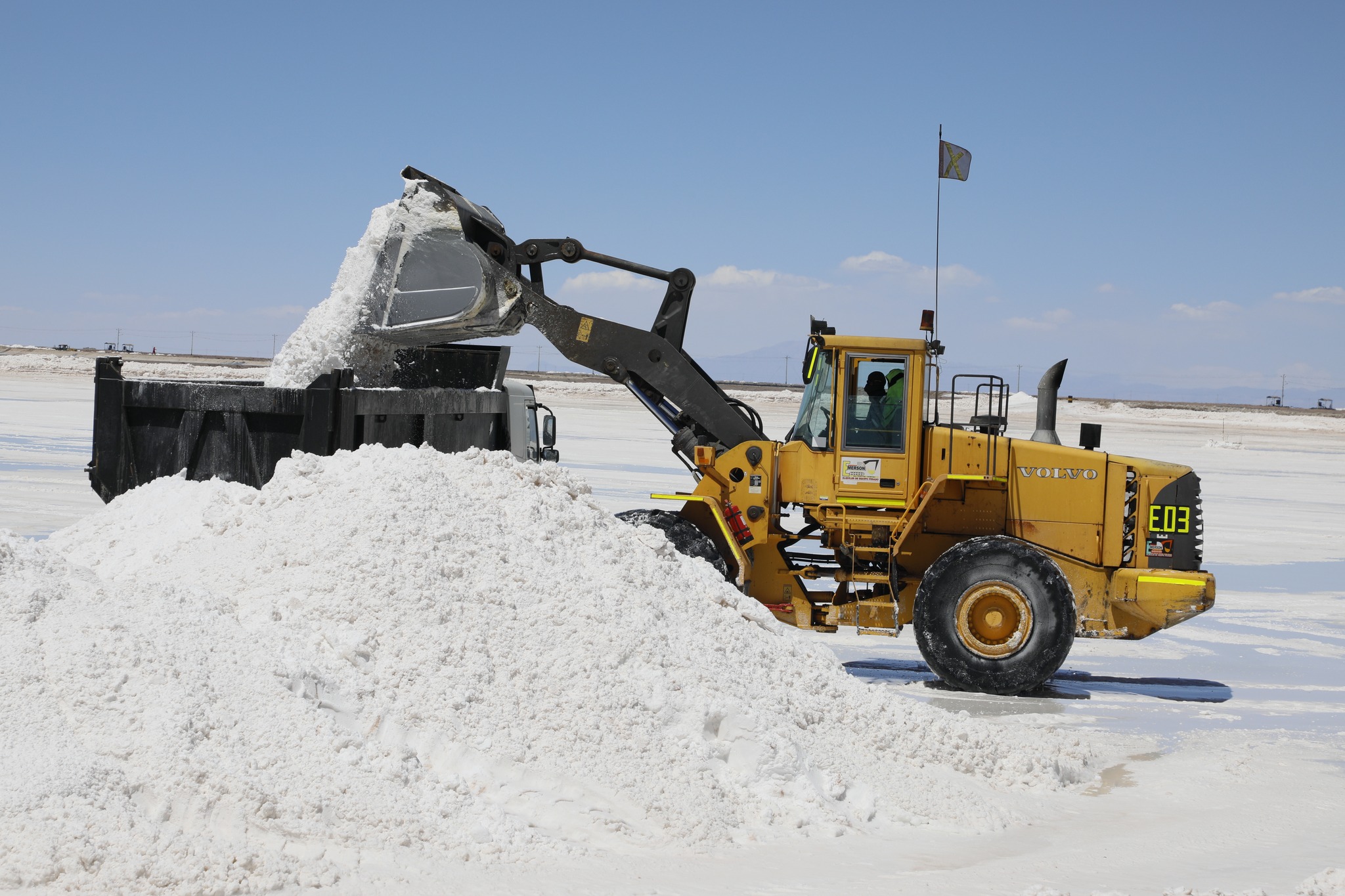 Convenios para el desarrollo industrial del litio son transparentes y no guardan secretos