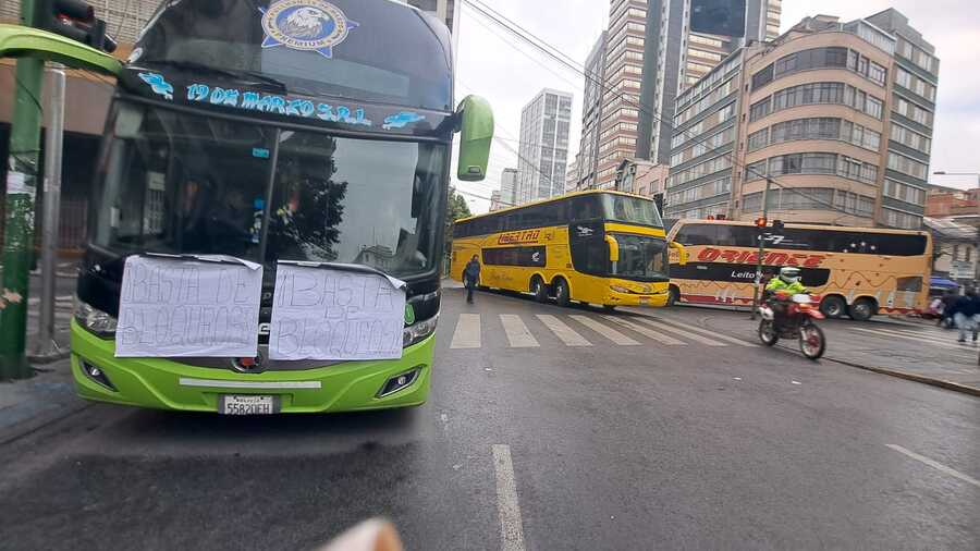 Centro paceño amanece bloqueado por buses de transporte interdepartamental en rechazo a los bloqueos 