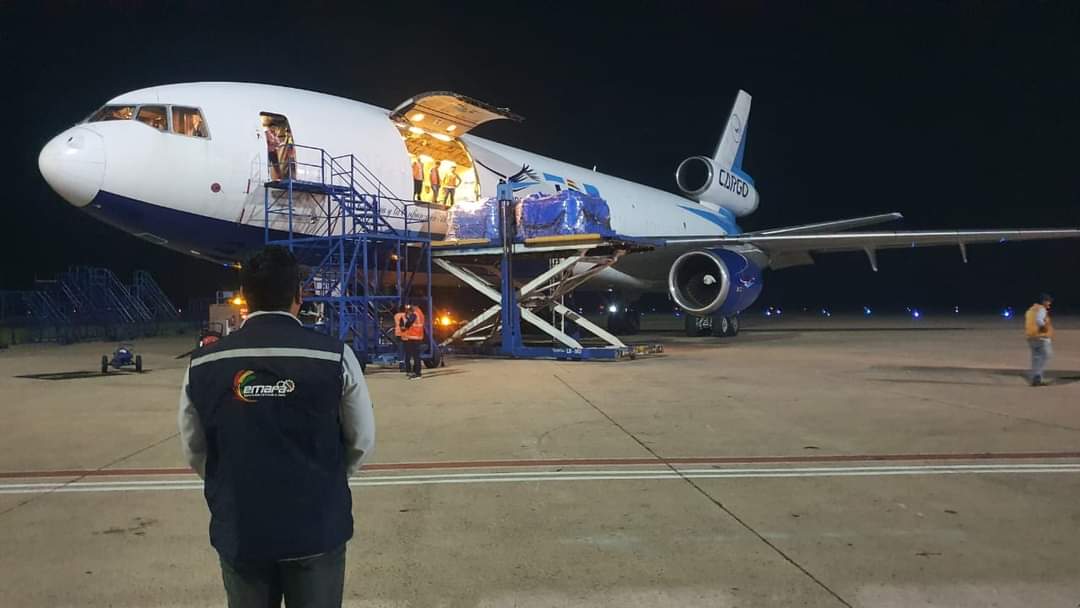 Puentes aéreos desde Santa Cruz garantizan provisión de carne de pollo en La Paz y El Alto
