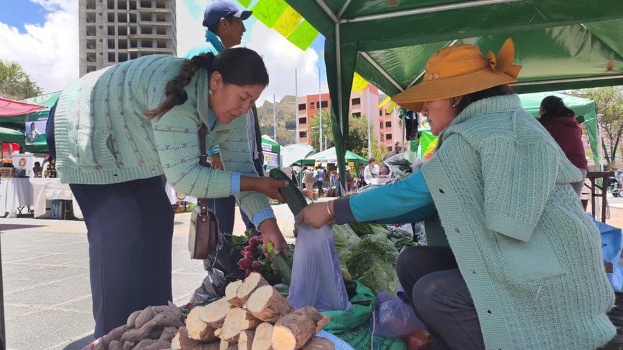 Ferias “Del Campo a la Olla, del productor al consumidor” ofrecen productos a peso y precio justo en La Paz y El Alto