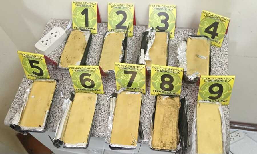 Distinguen a policías que rechazaron soborno con dos barras de oro equivalentes a cerca de $us 1 millón