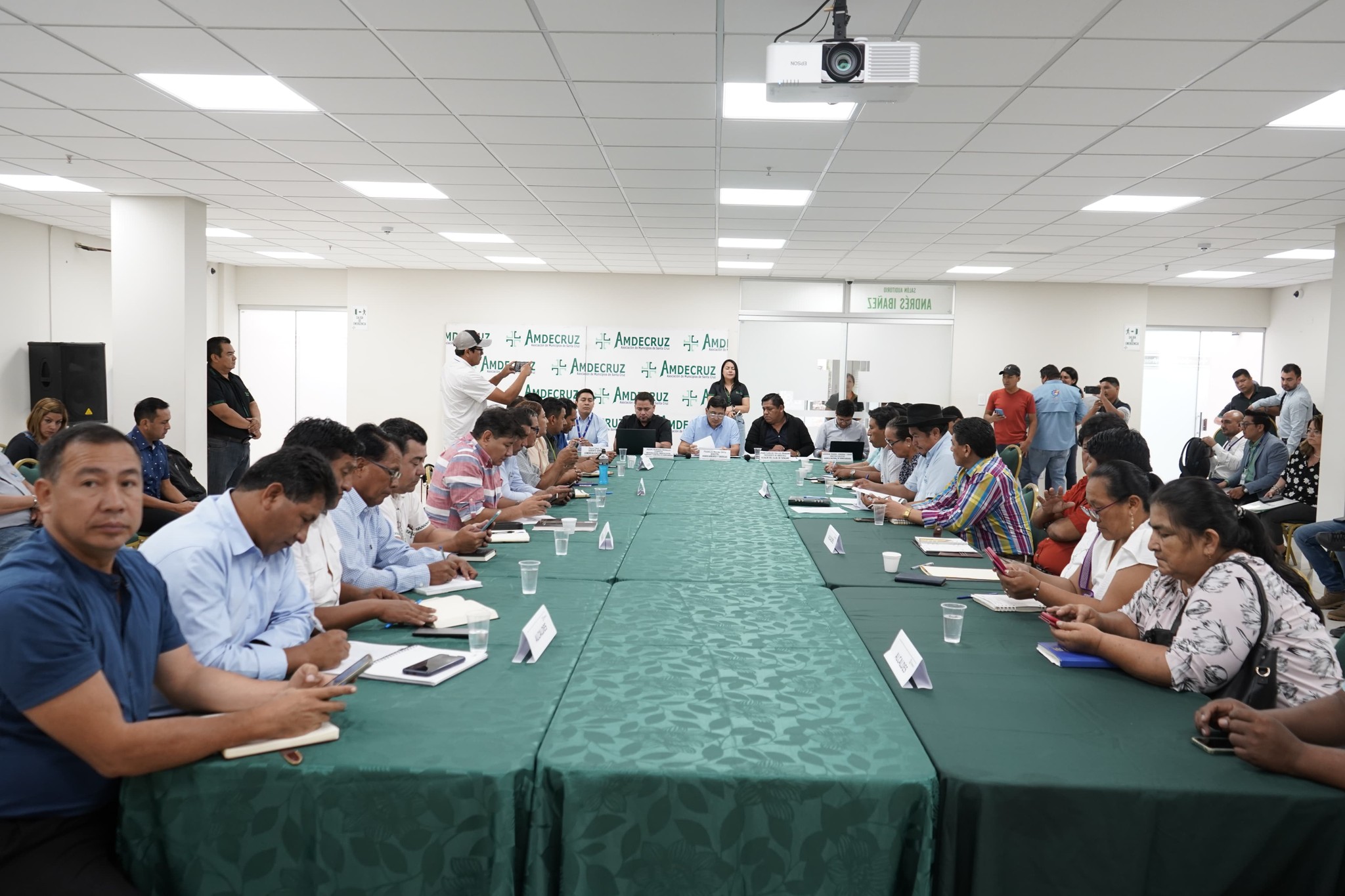 Gobierno y Amdecruz instalan mesas de trabajo para asegurar abastecimiento de combustibles