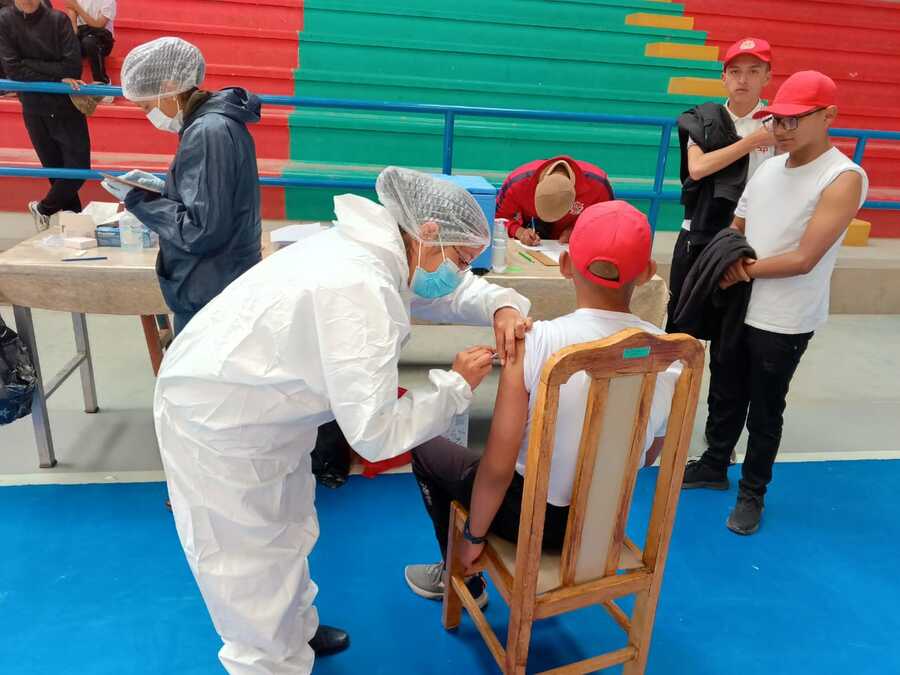 Inician testeo masivo de casos de Covid-19 y vacunación en unidades educativas de la ciudad de Potosí