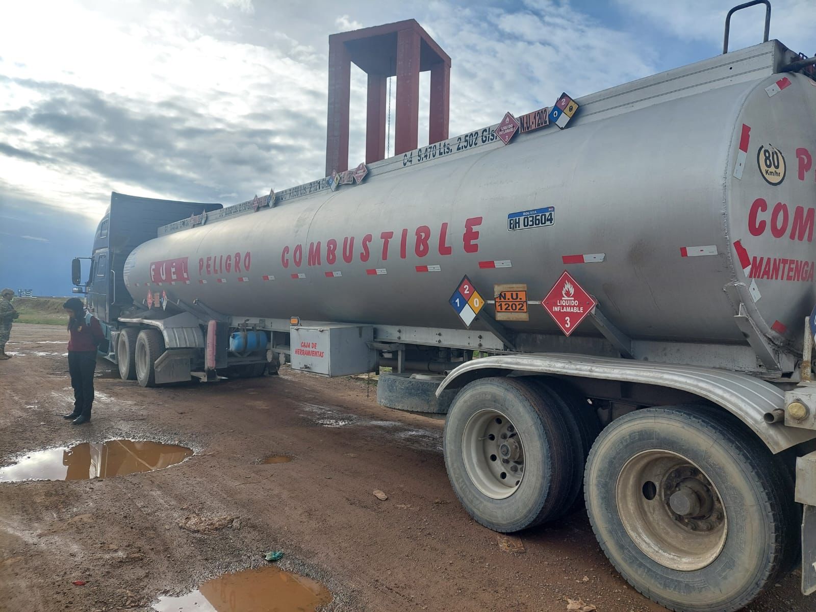 Militares recuperan 1.200 litros de diésel que era desviado por la ruta La Paz - Desaguadero