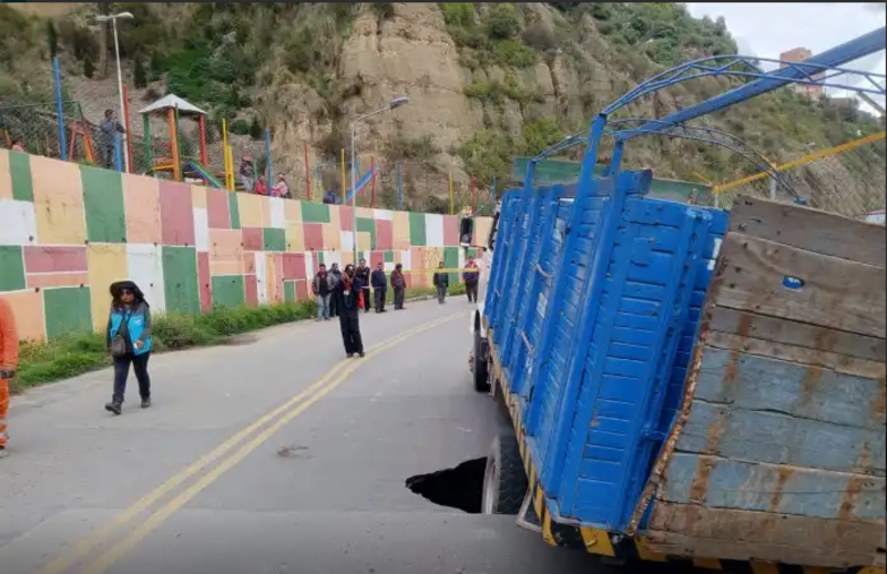 Vecinos de Pasankeri en emergencia por hundimiento de plataforma, advierten de otras grietas en la vía