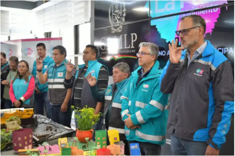 Alcalde Iván Arias destituye a cinco autoridades ediles y minutos después las vuelve a posesionar 