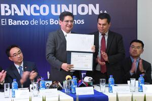 Las operaciones con yuanes y bolivianos tendrán una “comisión mucho más baja” en la banca