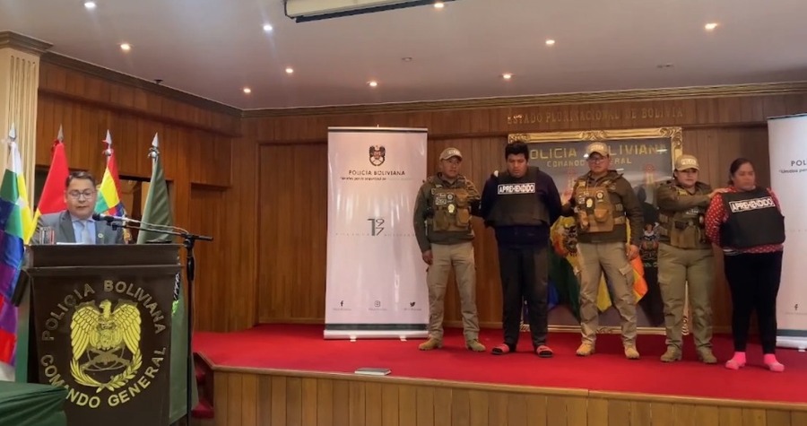 Desbaratan banda que ofrecía ítems y contratos por hasta $us 6.000, un encarcelado era el líder