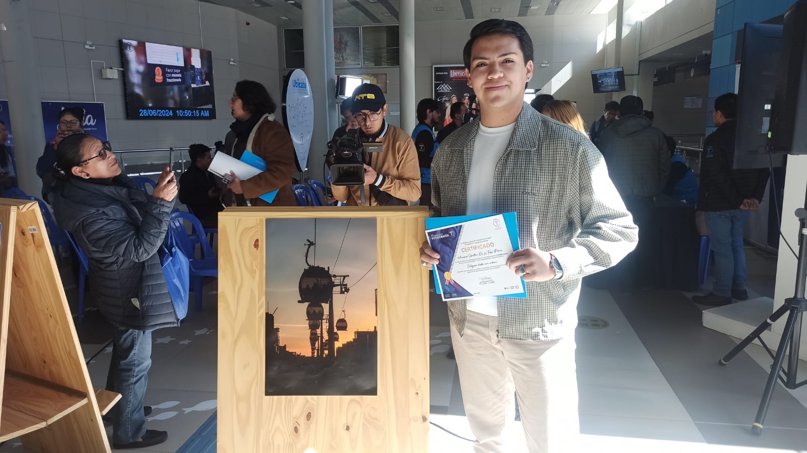 Estatal Mi Teleférico premia a ganadores del concurso “Fotografía T”