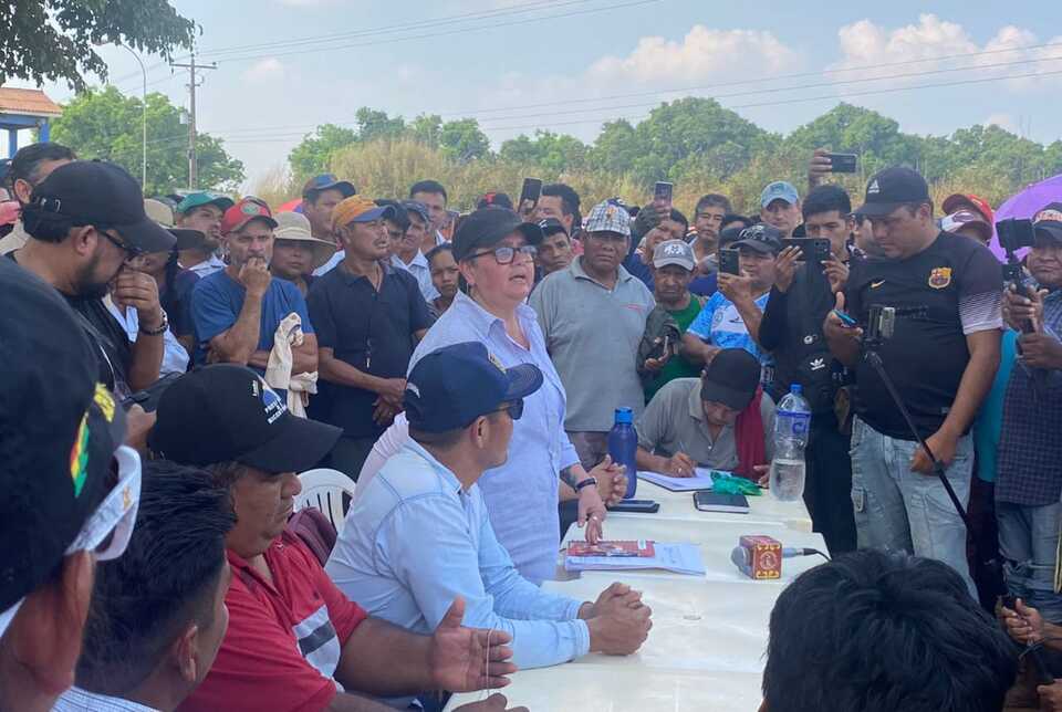 Trabajadores campesinos levantan bloqueo en Pando tras acuerdo alcanzado con el Gobierno 