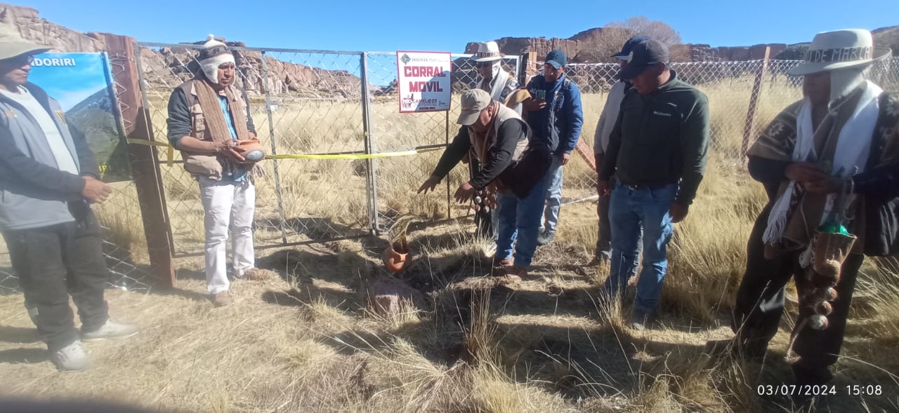 Pro – Camélidos entrega corrales y cercos móviles para las comunidades orureñas Marcachavi y Jila Uta Manasaya