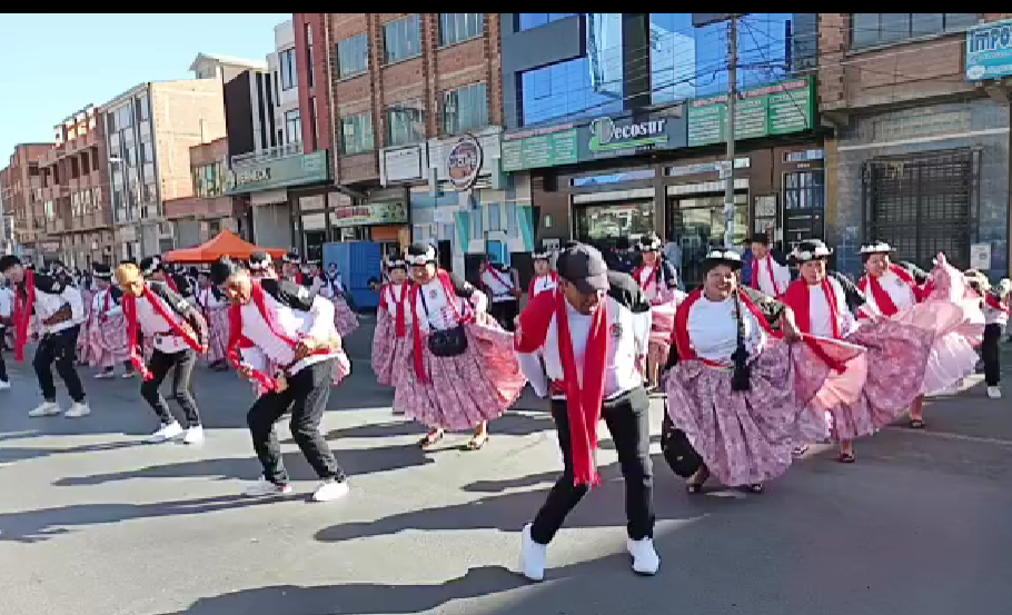 Bailarines de 45 fraternidades cumplen su promesa a la Virgen del Carmen y derrochan alegría en la ciudad de El Alto