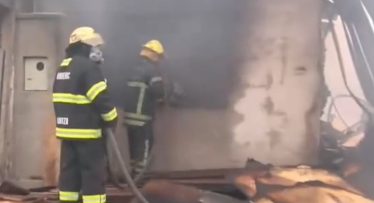 Madre e hijo fallecen en el incendio de una carpintería en el Plan Tres Mil