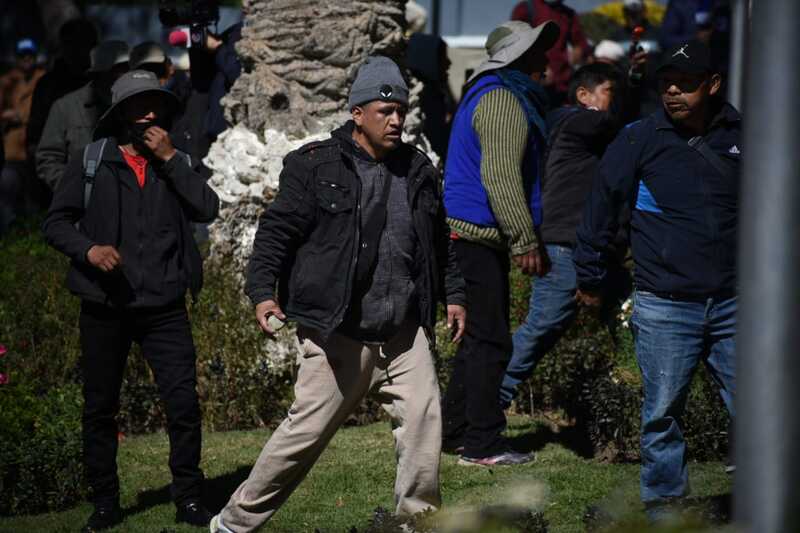 Evistas agreden a organizaciones sociales, Policía interviene para evitar enfrentamientos en el TSE