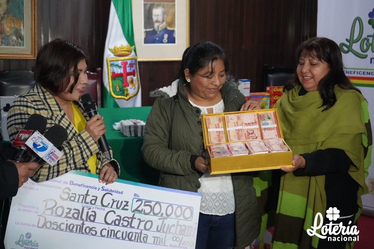 En Santa Cruz entregan el premio mayor de Lotería de Bs 250.000 a una madre de familia