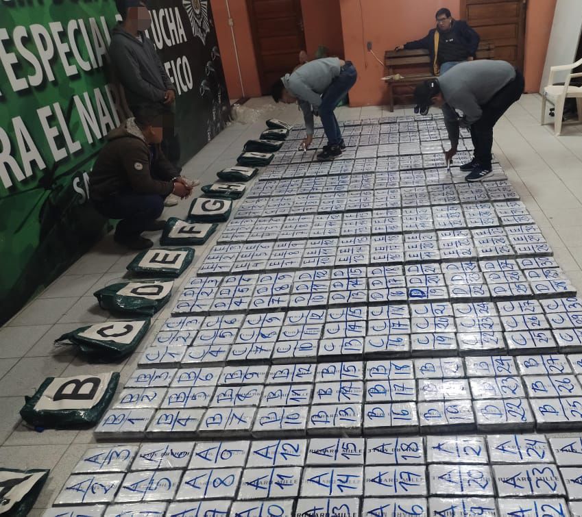 Aprehenden a dos hombres por tráfico de más 400 kilos de cocaína en Santa Cruz
