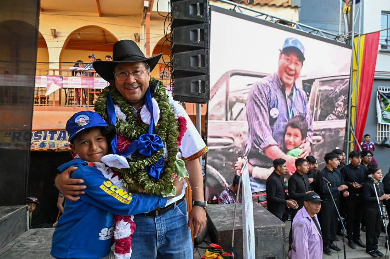 En Chulumani Arce se reencuentra con el pequeño Sander que fue “su jefe de campaña” en 2020